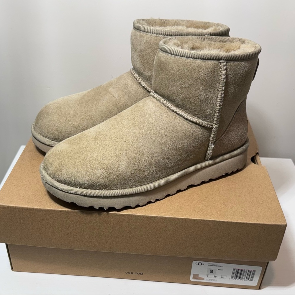 Woman’s Ugg mini 2 size 8 in great condition